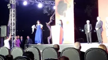 مخرجة هولندية ترفع علم المقاومة الفلسطينية خلال تلقيها جائزة مهرجان أسوان