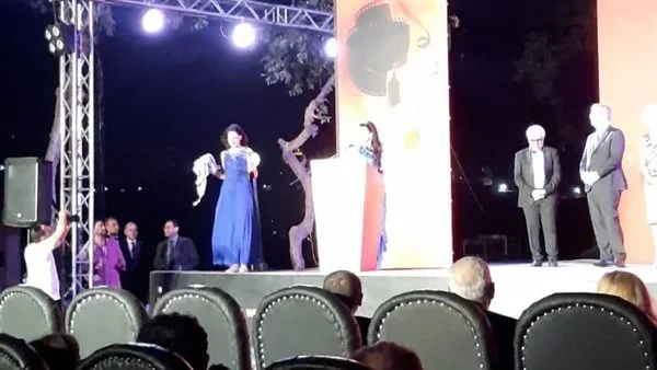 مخرجة هولندية ترفع علم المقاومة الفلسطينية خلال تلقيها جائزة مهرجان أسوان