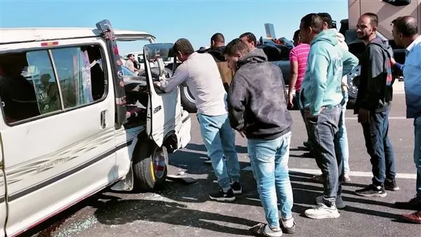 إصابة 10 عمال زراعيين في حادث تصادم على الطريق الصحراوي بالبحيرة إصابة 10 عمال زراعيين في حادث تصادم على الطريق الصحراوي بالبحيرة