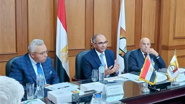 نائب وزير الإسكان يعقد اجتماعا موسعا مع اللجنة التنسيقية العليا لتحديث منظومة أكواد مياه الشرب والصرف الصحي