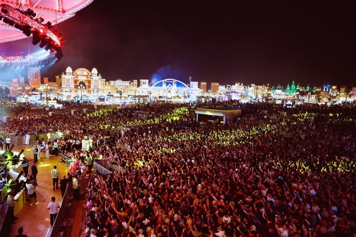  حفل عمرو دياب في القرية العالمية بـ دبي