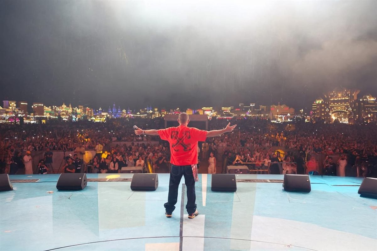 عمرو دياب يتألق في حفل القرية العالمية بـ دبي