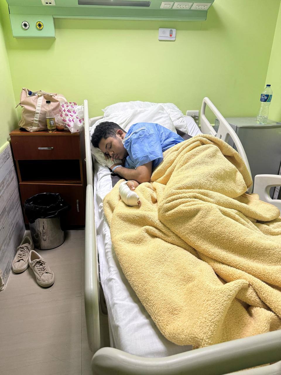 عاكسوا أخته وضربوه.. سيدة تروي تفاصيل قطع أصابع نجلها على يد مجموعة شباب بكمبوند دريم| صور عاكسوا أخته وضربوه.. سيدة تروي تفاصيل قطع أصابع نجلها على يد مجموعة شباب بكمبوند دريم| صور