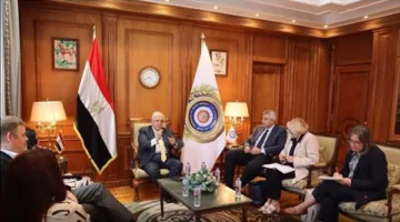 أيمن عاشور يناقش تصميم برامج قيادية مبتكرة في قطاع التعليم العالي