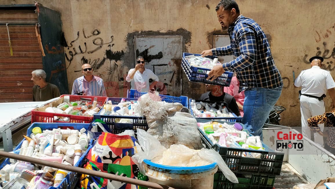 قبل توزيعها.. ضبط 5 أطنان أدوية ومكملات غذائية ومستحضرات تجميل منتهية الصلاحية بالجيزة | خاص قبل توزيعها.. ضبط 5 أطنان أدوية ومكملات غذائية ومستحضرات تجميل منتهية الصلاحية بالجيزة | خاص