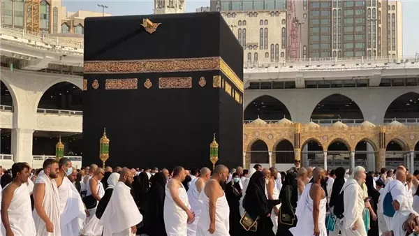 الكلام في الهاتف المحمول خلال الطواف.. اعرف رأي الشرع