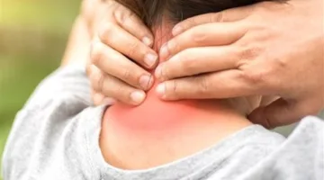 أبرز أعراضها الصداع.. ما هي متلازمة رقبة الرسائل النصية؟