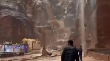 إجلاء مئات السياح من مدينة البتراء بالأردن جراء فيضانات غزيرة