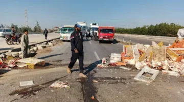 إصابة شخصين في انقلاب سيارة نقل محملة بالدواجن على الطريق الإقليمي