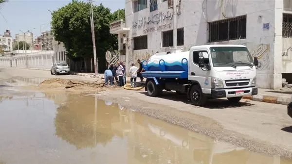 إصلاح كسر بخط مياه أمام مديرية الشباب والرياضة بقنا