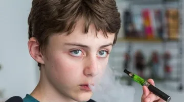 احذر أضرار السجائر الإلكترونية.. أبحاث تشير إلى تسببها في إصابتك سرطان الرئة