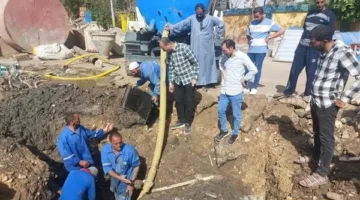 استمرار أعمال إصلاح كسر بخط المياه الرئيسي بمنطقة الشاملة ببني سويف