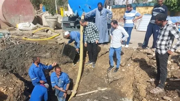 استمرار أعمال إصلاح كسر بخط المياه الرئيسي بمنطقة الشاملة ببني سويف استمرار أعمال إصلاح كسر بخط المياه الرئيسي بمنطقة الشاملة ببني سويف