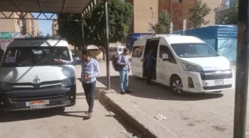 استمرار متابعة حركة مواقف السيارات ومدى التزام السائقين بالتعريفة الجديدة في سوهاج