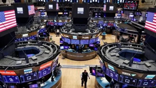 الأسهم الأمريكية تغلق على ارتفاع بعد تثبيت أسعار الفائدة