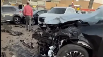 التحفظ على تريلا اقتحمت صالة معرض سيارات بالقطامية