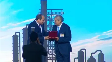 السيسي يكرم عددًا من النماذج الناجحة في قطاعات العمل المختلفة