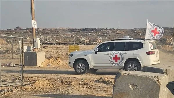 الصليب الأحمر يعلن تسهيل إطلاق سراح 10 أسرى فلسطينيين ونقلهم إلى غزة