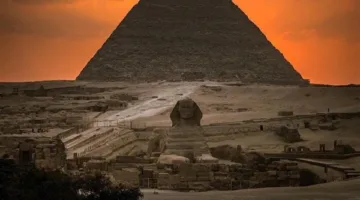 الفنان الإيطالي مايكل أنجلو بيستوليتو يُنير أهرامات الجيزة في النسخة الخامسة من Forever Is Now