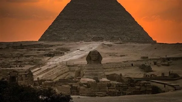 الفنان الإيطالي مايكل أنجلو بيستوليتو يُنير أهرامات الجيزة في النسخة الخامسة من Forever Is Now