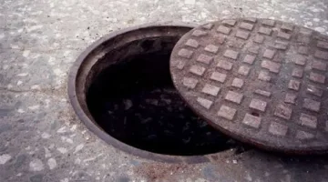 القبض على سارقي أغطية بالوعات الصرف الصحي في سوهاج