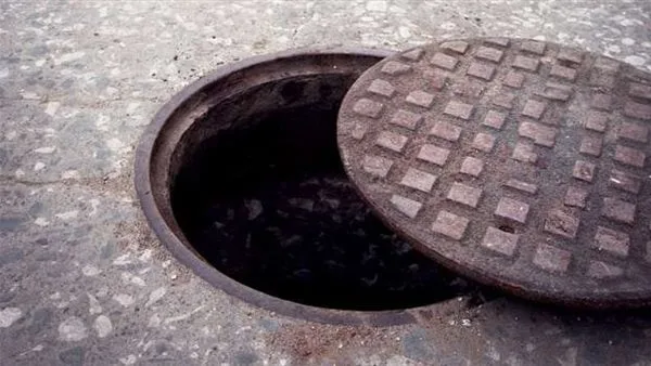 القبض على سارقي أغطية بالوعات الصرف الصحي في سوهاج