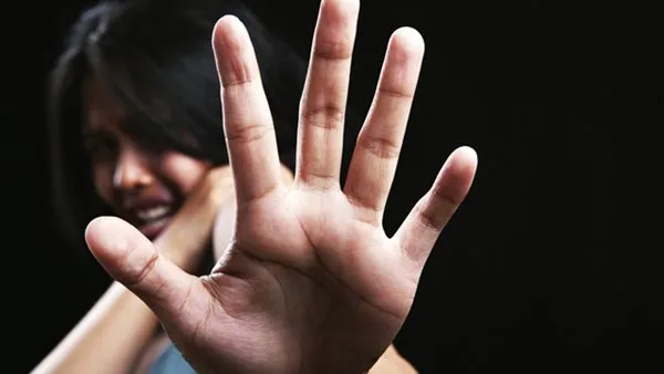 القبض على متهم بهتك عرض فتاة من ذوي الهمم داخل عقار سكني بالإسكندرية