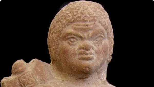 المتحف اليوناني الروماني يعرض قطعة نادرة لـ تمثال صغير من التراكوتا