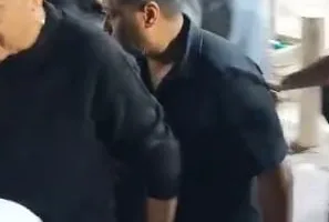 المخرج خالد يوسف ومحمد جمعة يقدمان واجب العزاء في والدة زوجة المنتج محمد السبكي