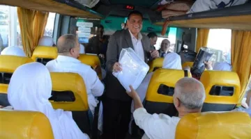 اليوم.. محافظ القليوبية يسلم حجاج الجمعيات ملابس الإحرام