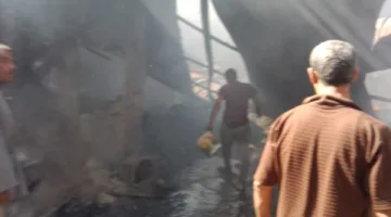 انتداب المعمل الجنائي لفحص أسباب حريق مصنع في القليوبية| صور