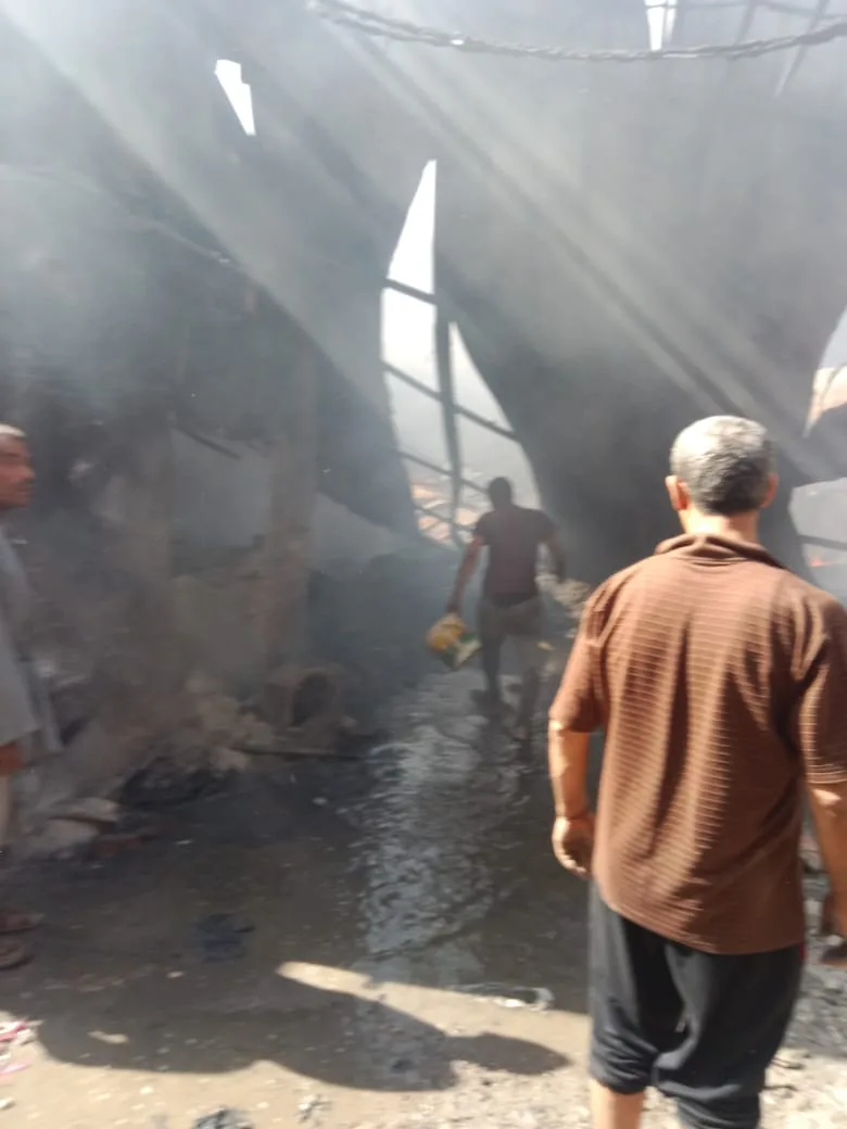 انتداب المعمل الجنائي لفحص أسباب حريق مصنع في القليوبية| صور