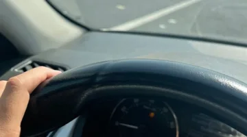 انقلاب سيارة نصف نقل أعلى الطريق الدائري بالقطامية | صور