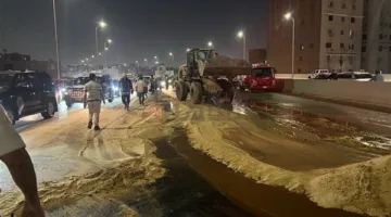 انقلاب سيارة نصف نقل محملة بزيت طعام أعلى محور 26 يوليو