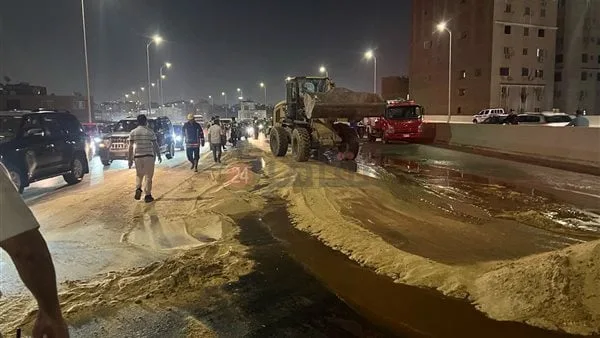 انقلاب سيارة نصف نقل محملة بزيت طعام أعلى محور 26 يوليو انقلاب سيارة نصف نقل محملة بزيت طعام أعلى محور 26 يوليو