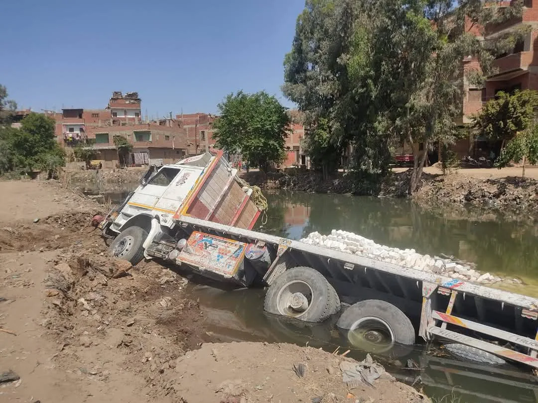 انقلاب سيارة نقل ثقيل في ترعة بالمنوفية انقلاب سيارة نقل ثقيل في ترعة بالمنوفية