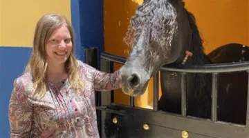 بالخيول.. سائحة سويسرية تروج للأقصر على طريقة “ألف ليلة وليلة”