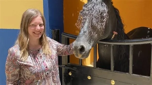 بالخيول.. سائحة سويسرية تروج للأقصر على طريقة “ألف ليلة وليلة” بالخيول.. سائحة سويسرية تروج للأقصر على طريقة “ألف ليلة وليلة”