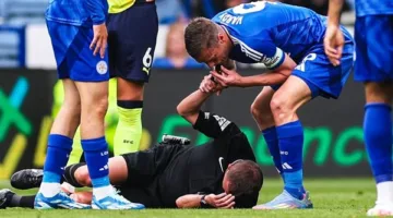 بعد إصابة حكم مباراة ليستر سيتي وساوثهامبتون.. جيمي فاردي يطلق صافرته لإيقاف اللعب | فيديو