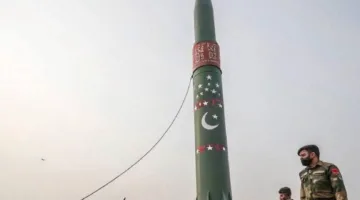 بعد توعد باكستان بالرد على الهند.. صورة بقرة مربوطة بالصاروخ النووي الباكستاني تثير الجدل