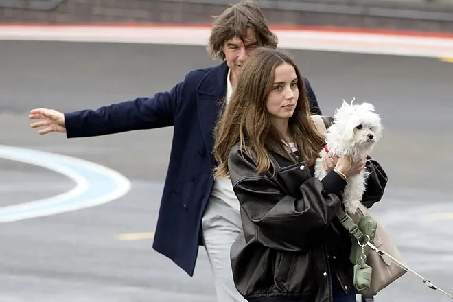 بعد سهرة بيكهام الفاخرة.. توم كروز وآنا دي أرماس يثيران الجدل بمغادرة غامضة فجرًا