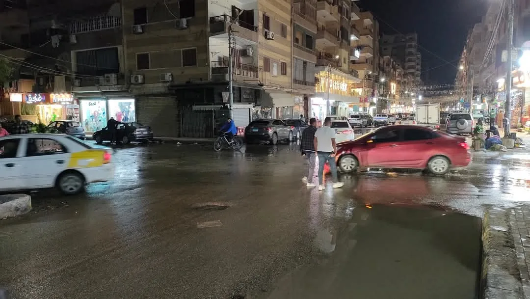 بعد غرقها.. محافظ كفر الشيخ يتابع ميدانيًا رفع مياه الأمطار من شوارع المدينة