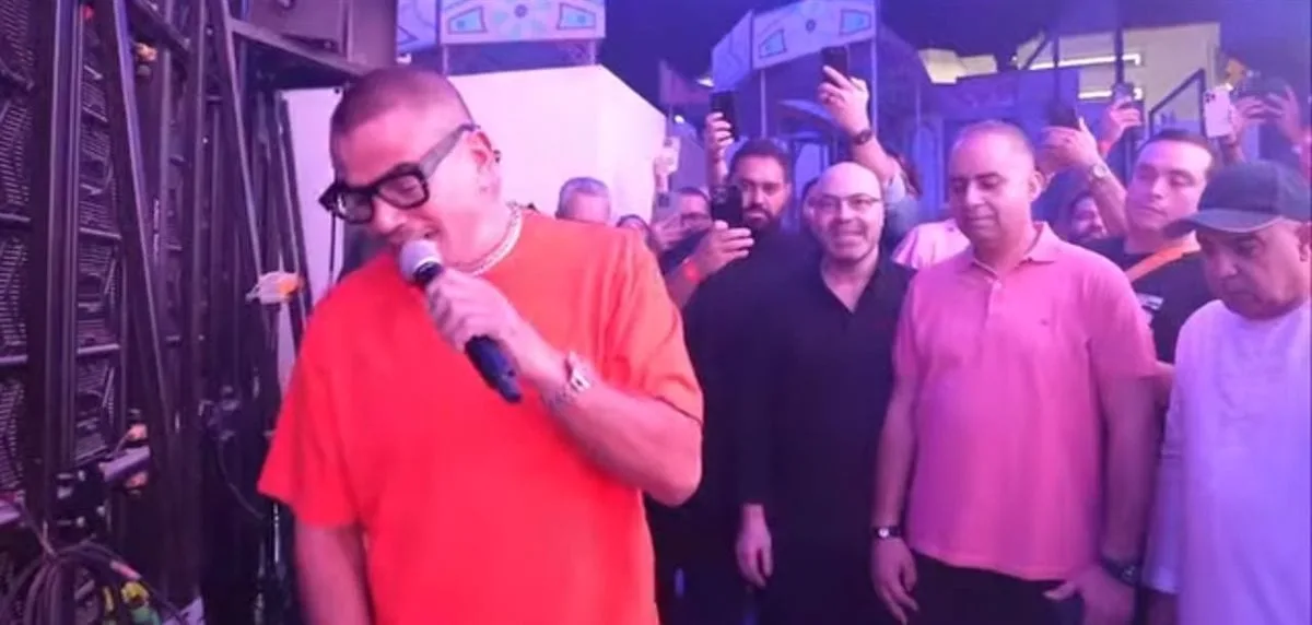 بـ لوك جديد.. عمرو دياب يشعل حفله في القرية العالمية بـ دبي