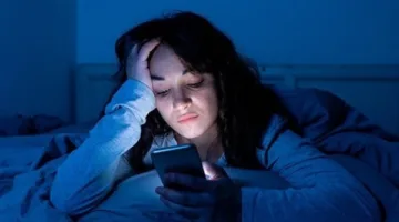 تأثير الإفراط في استخدام الشاشات على هرمون النوم