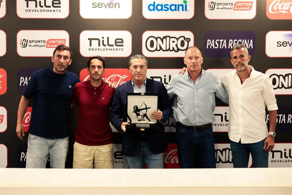 تأكيدًا لـ القاهرة 24.. الزمالك يُكرم بيسيرو ويمنحه درع النادي| صور