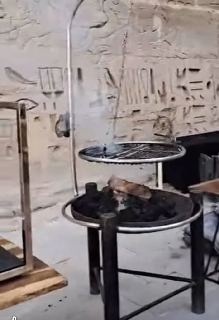 تخص حفل مصمم أزياء.. مصدر بالآثار يكشف حقيقة الصور المتداولة لشوي لحمة داخل معبد مدينة هابو