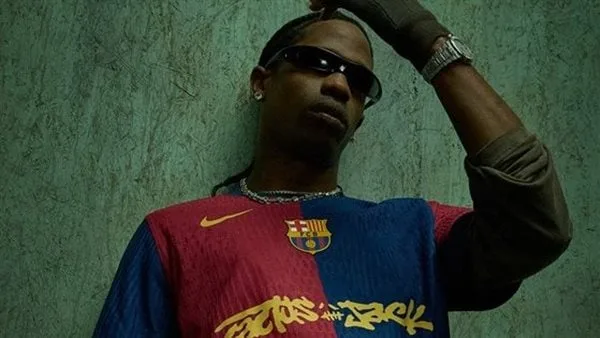 ترافيس سكوت يضع بصمته على الكلاسيكو الإسباني بتصميم قميص برشلونة الجديد | صور