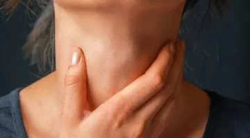 تساقط الشعر وتقلبات المزاج.. تعرف على علامات قصور الغدة الدرقية