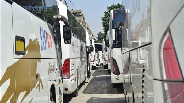 توافد جماهير الزمالك على مقر النادي استعدادا للانتقال لحضور مباراة المصري