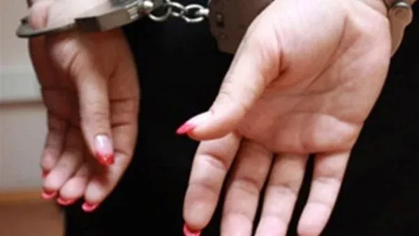 حبس المتهمة بسرقة مسدس قاضٍ بالشيخ زايد 4 أيام